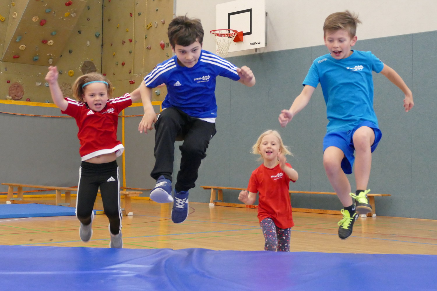 Kinder springen Kinder springen